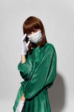  Moda kadın koronavirüsü, eldivenli model ve koruyucu tıbbi maske.
