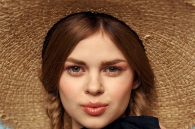 Hasır şapkalı kız portresi. Yakın plan. Yüksek kalite fotoğraf