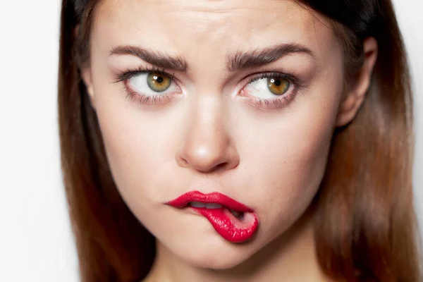 Nahaufnahme Porträt einer Frau beißt sich die Lippen roten Lippenstift-Look — Stockfoto