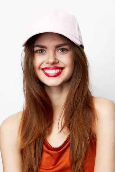 Γυναίκα με καπέλο Ευρύ χαμόγελο γοητευτικό μοντέλο στο κεφάλι της κόκκινο φόρεμα — Φωτογραφία Αρχείου