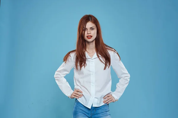 Zarif kadın beyaz gömlek kotlar stüdyo yaşam tarzı mavi arka plan — Stok fotoğraf
