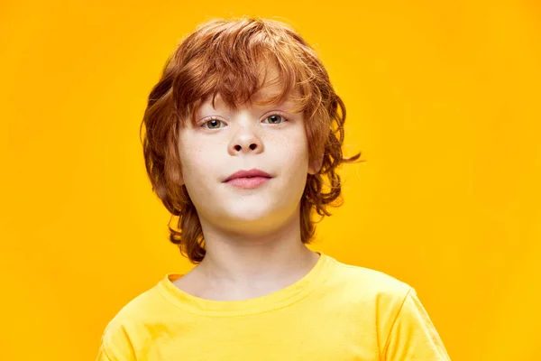 Retrato de un chico pelirrojo con una camiseta amarilla Camiseta amarilla de cerca —  Fotos de Stock