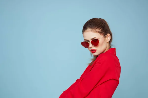 Vrouw met donkere bril rode lippen charme shirt studio blauwe achtergrond — Stockfoto