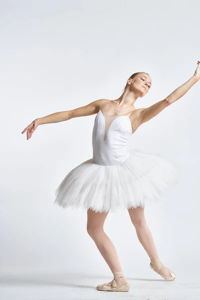 Ballerina Een Witte Tutu Uitvoeren Van Dansoefening Lichte Achtergrond Hoge — Stockfoto