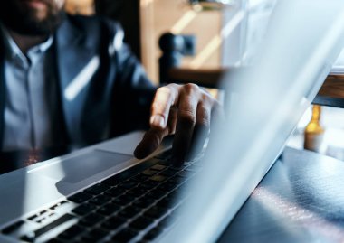 Dizüstü bilgisayar teknolojisi iletişim resmi yaşam tarzı üzerinde çalışıyorum.