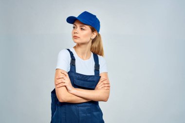 İş üniformalı kadın mavi şapka servis servis ışığı arka planı