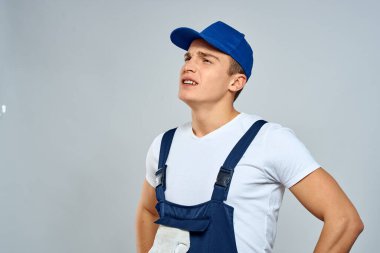Üniformalı çalışan adam, servis hizmeti ışık arka planı