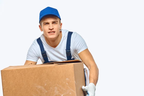 Man arbetare med låda i händerna leverans lastning service arbete ljus bakgrund — Stockfoto