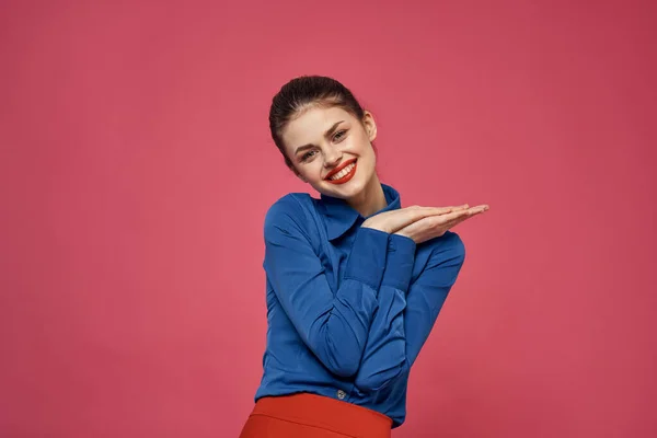 Modieuze vrouw in blauw shirt op roze achtergrond Rode rok emoties model gebaren met de handen bijgesneden uitzicht Copy Space — Stockfoto