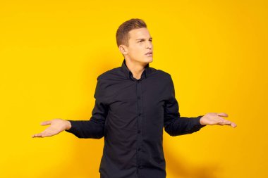 Siyah gömlekli duygusal adam yaşam tarzı sarı soyutlanmış arka plan