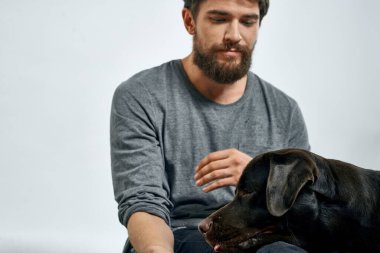 Evcil hayvan sahibi siyah köpek eğitim modeli duyguları olan mutlu bir sahip.