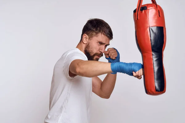 Deportes coche saco de boxeo vendajes en las manos del ejercicio — Foto de Stock