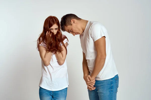 Familienpaar verliebt Jeans weißes T-Shirt Emotionen Spaß Mann und Frau Spaß — Stockfoto