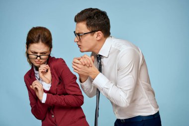 İş adamı ve kadın ofis yetkilileri iletişim, iş arkadaşları, stüdyo mavi arka plan.