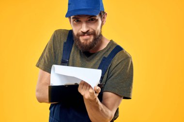İş formunda çalışan bir adam ulaşım hizmeti sarı arka planda