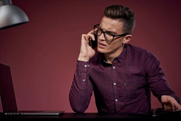Homem de negócios no escritório e falando sobre o gerente de telefone modelo de fundo vermelho corte vista de tablet laptop — Fotografia de Stock