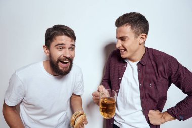 Bira içen iki neşeli arkadaş eğlenceli yaşam tarzı iletişim ışığı arka planı