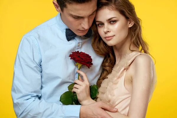 Innamorato uomo e donna con rosa rossa su sfondo giallo ritagliato vista primo piano romanticismo — Foto Stock