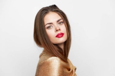 Duvağı olan bir kadın. Yan görünüşü kırmızı dudaklar. 