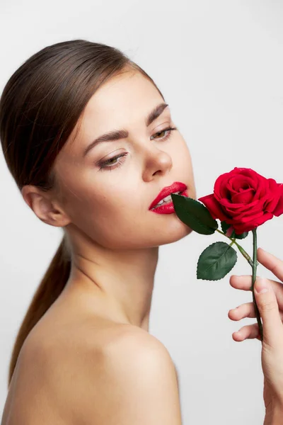 Corpo donna attraente Tiene una rosa vicino al volto della cura di lusso — Foto Stock