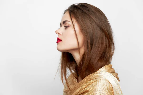 Um retrato de uma mulher com um cachecol Olha para a maquiagem lábios vermelhos — Fotografia de Stock