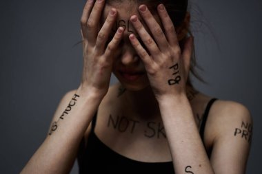 Vücut hüsranı ve tatminsizlik duyguları üzerine yazıları olan kadın yaşam tarzı gri arka plan