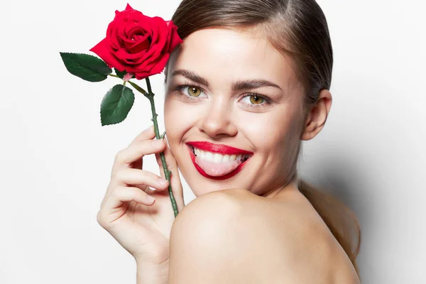 Senhora com rosa Mostra língua sorriso ombros nus charme luz — Fotografia de Stock