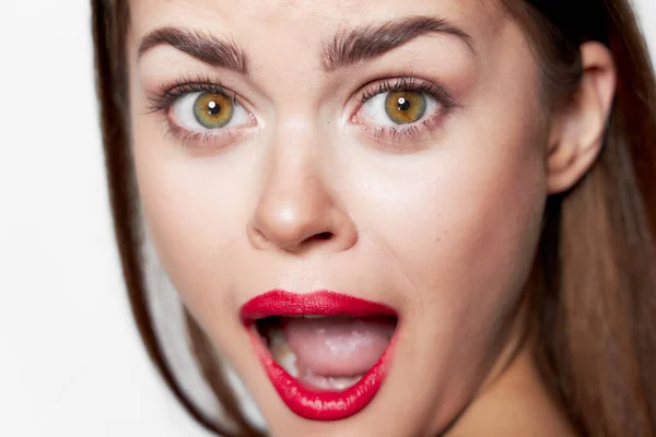 Emocjonalna kobieta twarz z bliska otwarte usta studio — Zdjęcie stockowe