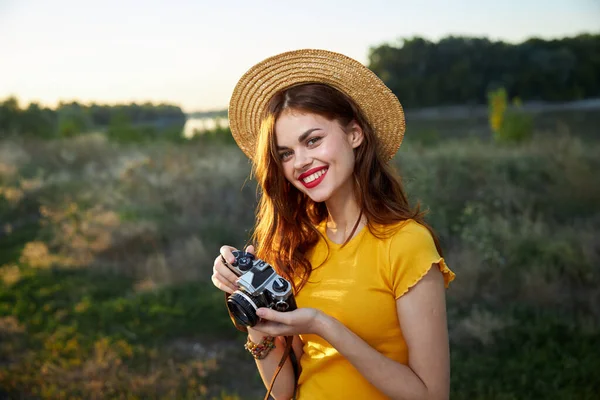 Wanita tersenyum dengan kamera di tangan hobi alam bepergian gaya hidup — Stok Foto