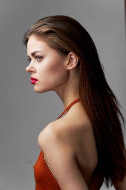 Güzel bir kadın çıplak omuzlar kırmızı dudaklar uzun makyaj malzemeleri. 