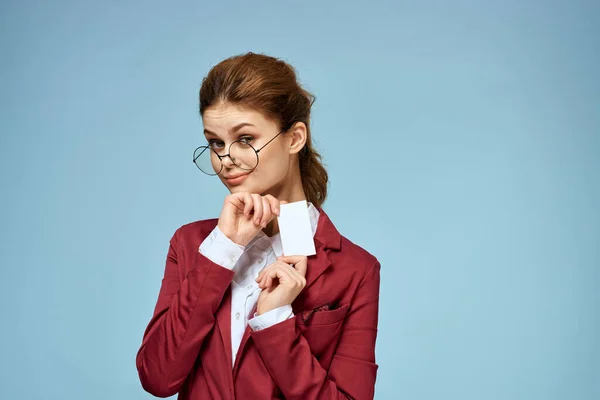 Business kvinna röd jacka visitkort manager livsstil blå bakgrund — Stockfoto