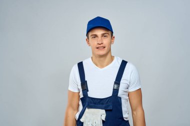 Üniformalı çalışan adam, servis hizmeti ışık arka planı