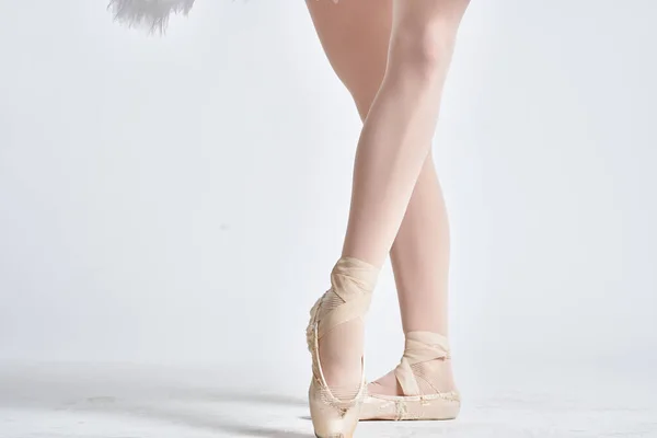 Ballerina i en vit tutu dans utförs på en ljus bakgrund — Stockfoto