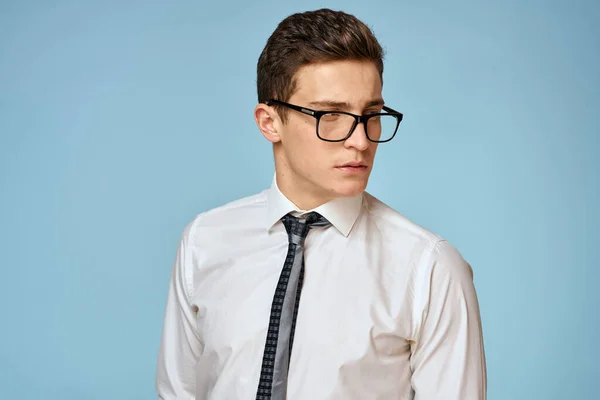 Homem de negócios branco camisa gravata óculos de auto-confiança oficial fundo azul — Fotografia de Stock