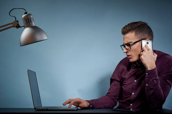 Affärsman talar i telefon på kontoret öppna laptop manager kommunikationsmodell — Stockfoto