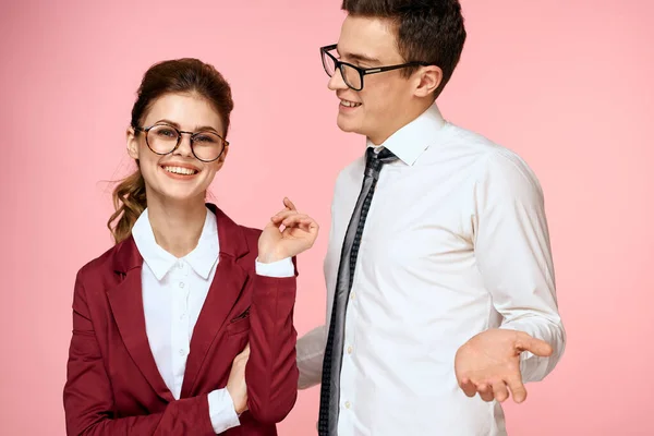 Hombre de negocios y mujer oficina trabajo colegas equipo oficina gestión estudio rosa fondo — Foto de Stock