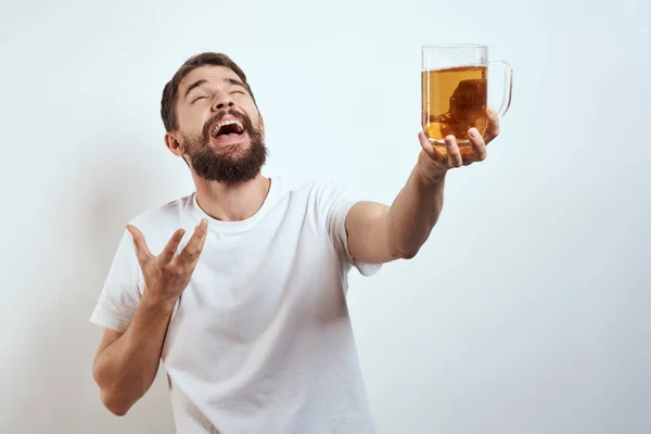 Mann mit einem Becher Bier in der Hand und einem weißen T-Shirt hellen Hintergrund Schnurrbart Emotionen Modell — Stockfoto