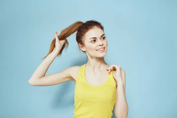 Deportiva mujer amarillo tanque top pigtail hacia la aptitud fondo azul —  Fotos de Stock