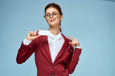 İş kadını kırmızı ceket iş kartı resmi gözlük mavi arkaplan