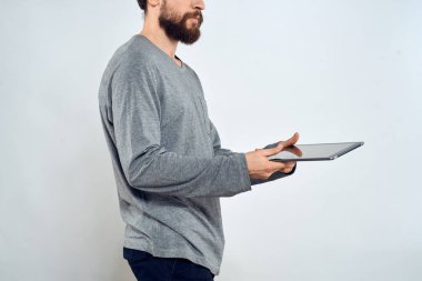Elinde tableti olan adam teknoloji yaşam tarzı internet iletişimi çalışma ışık arka plan kırpılmış görünüm