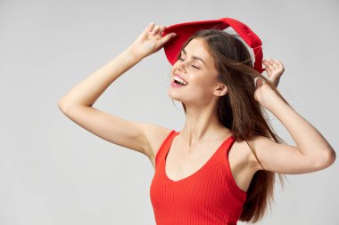 # Kapalı gözlü, neşeli bir kadın # # Kırmızı şapkalı ve atletli # 