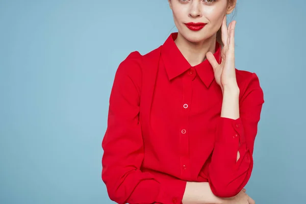 Atractiva mujer en ropa brillante sobre fondo azul gesto con las manos y los labios rojos maquillaje recortado ver emociones —  Fotos de Stock