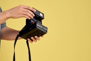 Fotoğraf makinesi profesyonel ekipman hobisi yaratıcı yaklaşım stüdyosunun elinde.