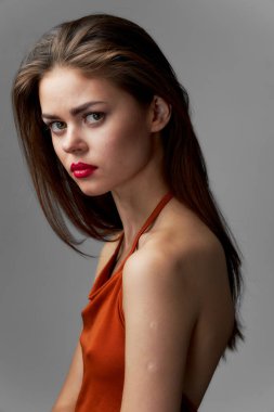 Lüks, uzun saçlı, güzel bir kadın. Kozmetik elbisesi. 