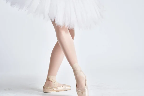 Balerina egy fehér tütü tánc játszott egy könnyű háttér — Stock Fotó