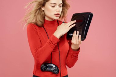 Video oyunu eklentisi olan kadın yaşam tarzı eğlence yaşam tarzı pembe arka plan