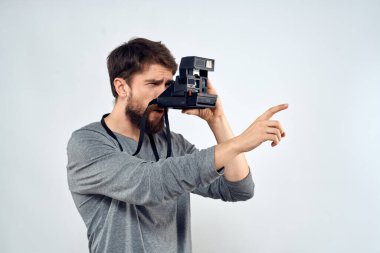 Kamera hobisi olan fotoğrafçı stüdyo yaşam tarzı yaratıcı ışık arka planı