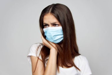 Kadın sağlık maskesi yüz ifadesini bozdu 