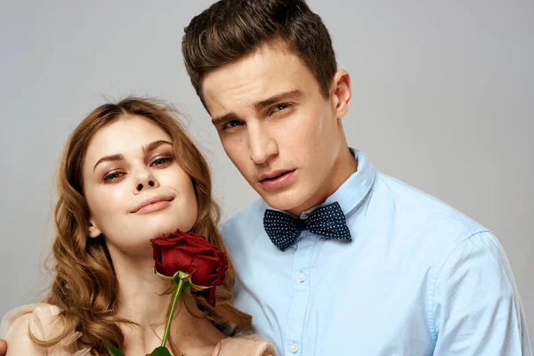 Fiatal pár romantika ölelés kapcsolat társkereső piros rózsa fény stúdió háttér — Stock Fotó