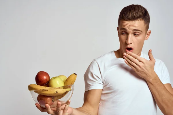 Hombre con fruta fresca en una taza estilo de vida saludable nutrición saludable vitaminas — Foto de Stock